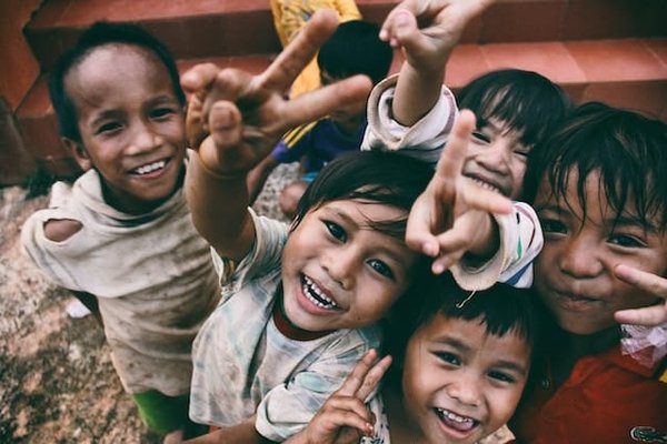 Comment créer un coin lecture cosy dans une chambre d'enfant?