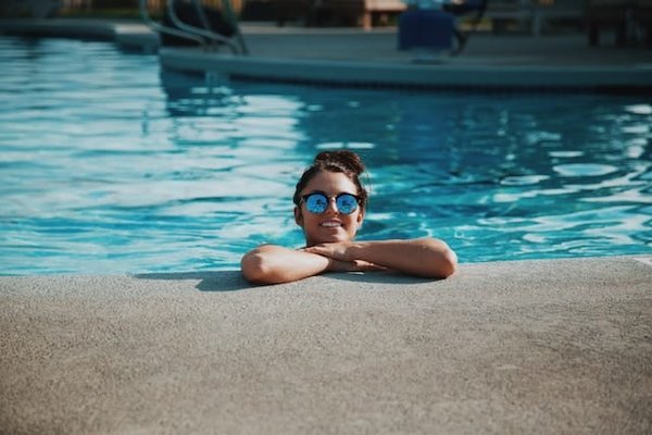 Quels sont les avantages d'une piscine avec un système de filtration par diatomées?