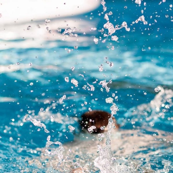 Comment créer une zone de détente avec des jets d'eau massants dans une piscine existante?